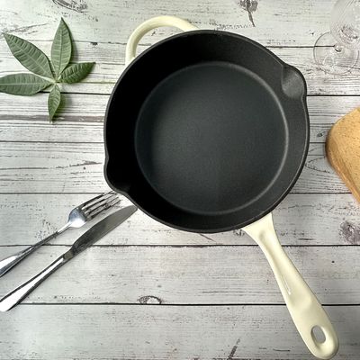 Интерьер ручки сковороды литого железа покрытый эмалью не прочный черный